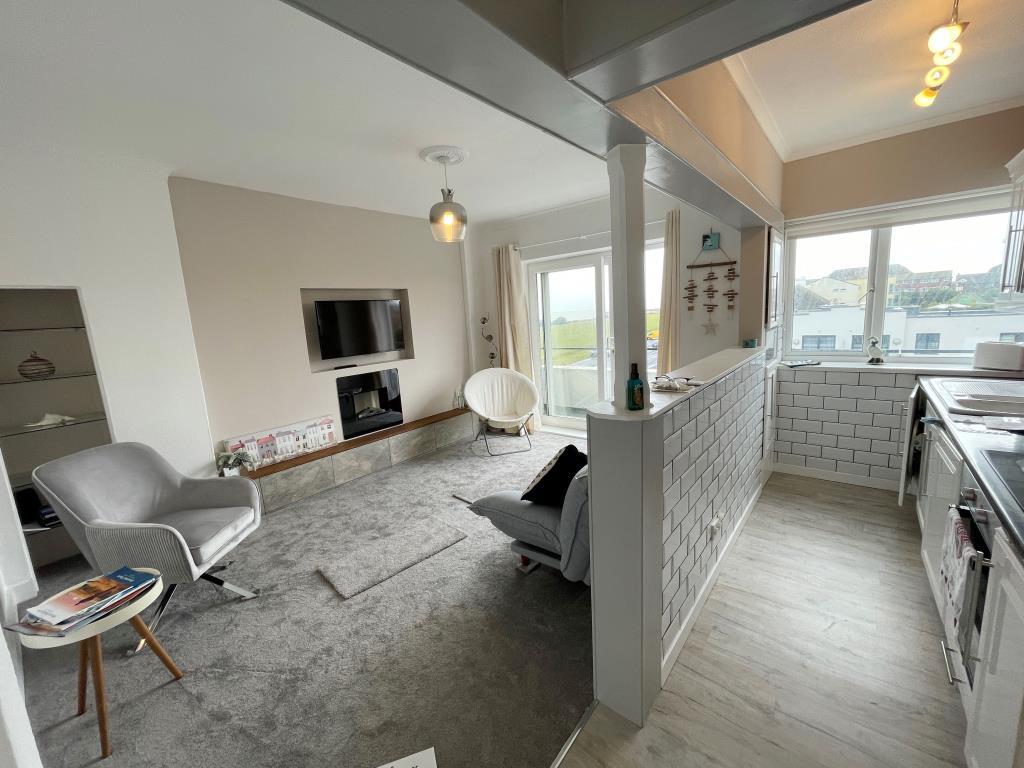Lot: 123 - WELL PRESENTED FLAT WITH BALCONY AND SEA VIEWS - Living room and kitchen